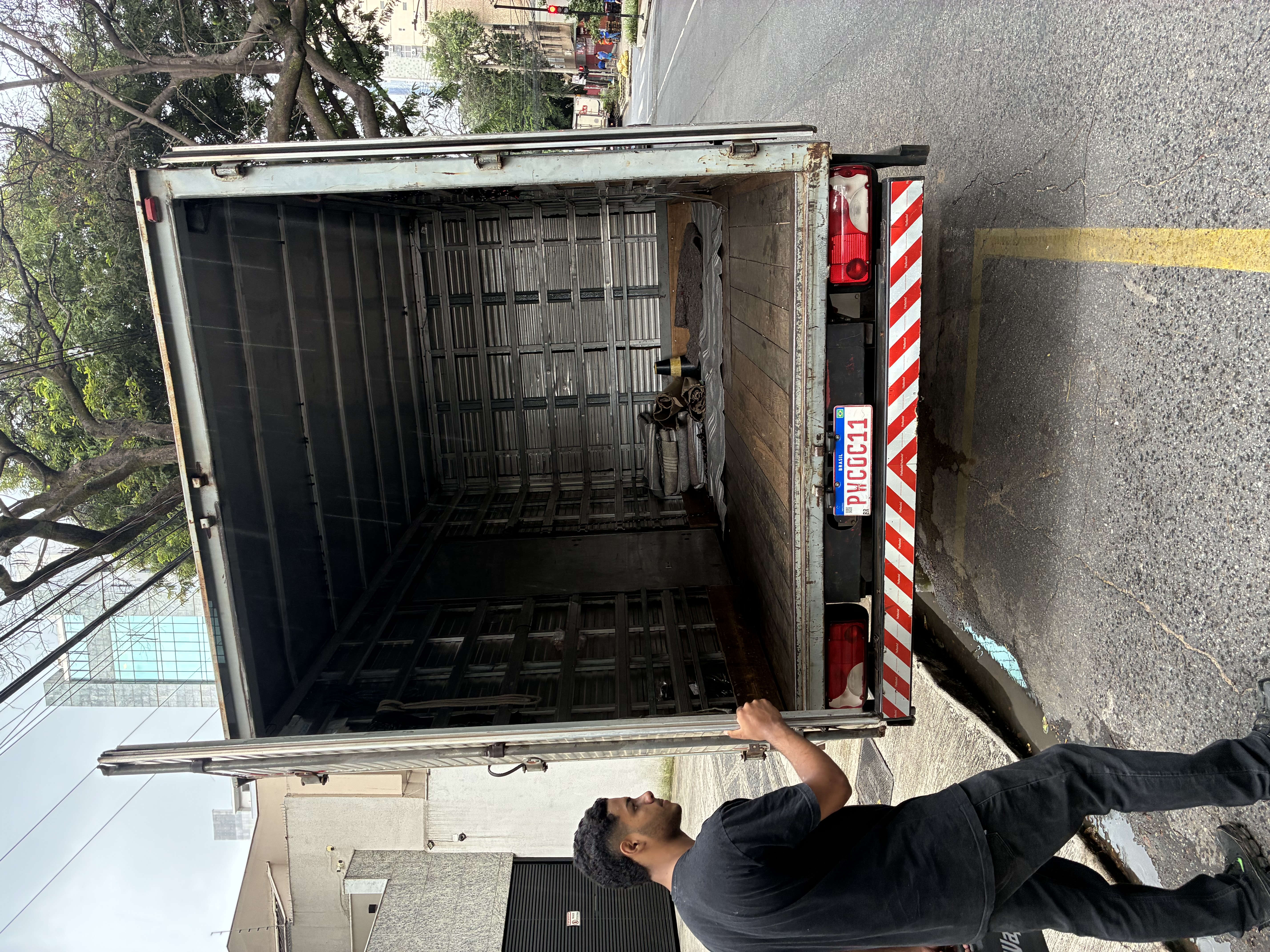 Equipe carregando mudança